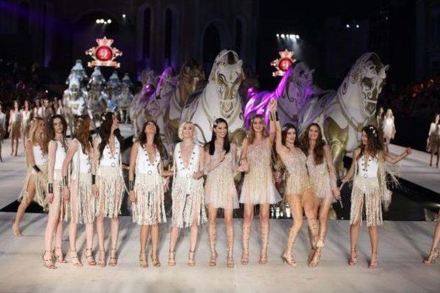 Adriana Lima U&ccedil;ağını Ka&ccedil;ırdı 1