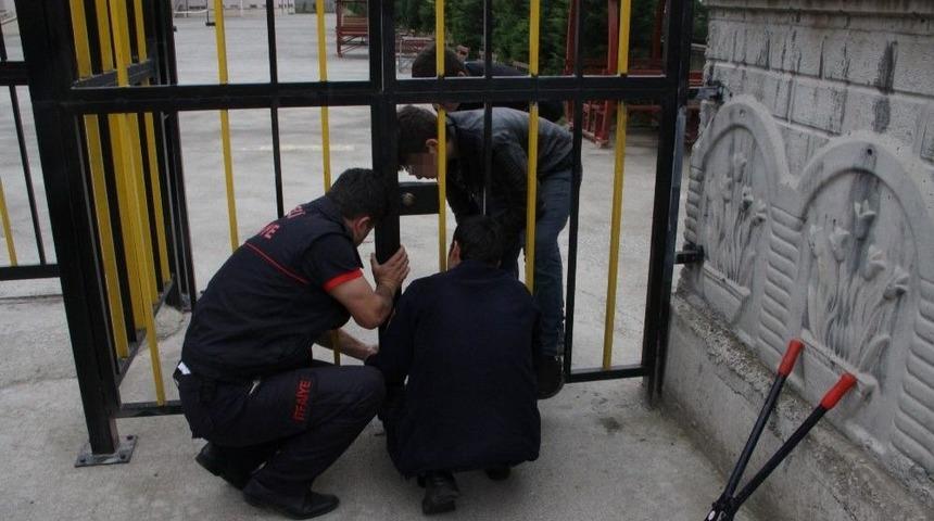 (&ouml;zel Haber) Lise Bah&ccedil;esinde Kilitli Kalan &Ouml;ğrencileri İtfaiye Kurtardı
