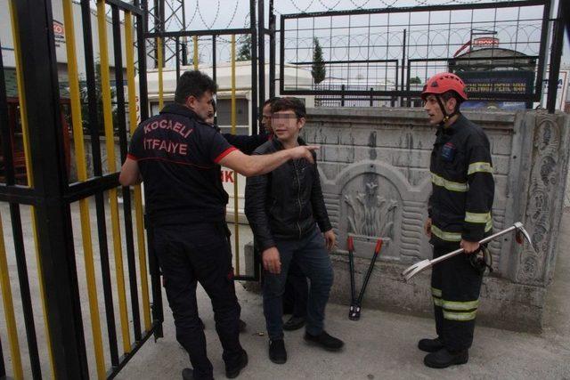 (&ouml;zel Haber) Lise Bah&ccedil;esinde Kilitli Kalan &Ouml;ğrencileri İtfaiye Kurtardı 2