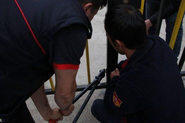 (&ouml;zel Haber) Lise Bah&ccedil;esinde Kilitli Kalan &Ouml;ğrencileri İtfaiye Kurtardı 3