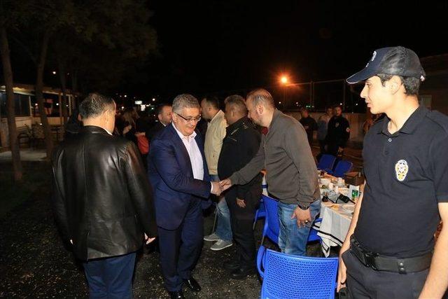 Vali Pekmez, Polislerle Sahur Yaptı 1