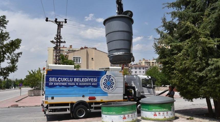 Sel&ccedil;uklu&rsquo;da &Ccedil;&ouml;p Konteynerlerinin Temizliği Yapılıyor