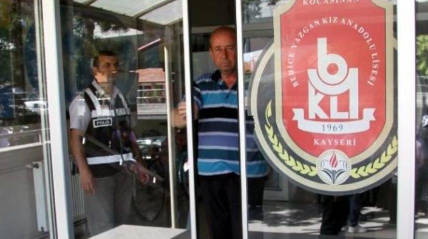 Lys'ye Ge&ccedil; Kalan 13 Aday Salona Alınmadı