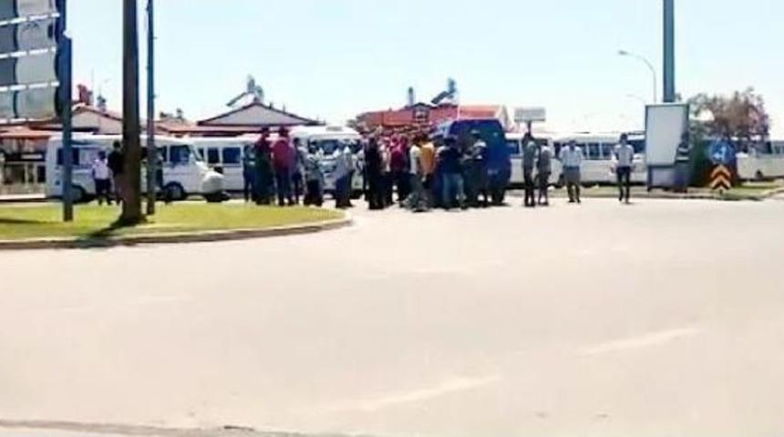 Yolcu Y&uuml;z&uuml;nden Tartışan Minib&uuml;s&ccedil;&uuml;ler Yol Kapattı