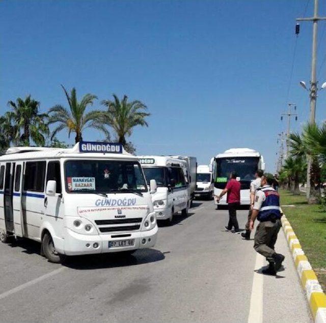 Yolcu Yüzünden Tartışan Minibüsçüler Yol Kapattı