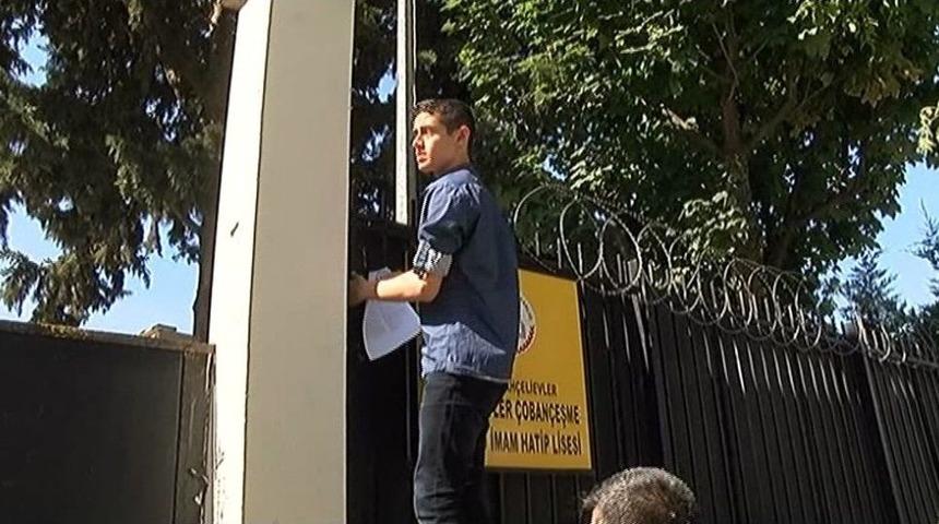 Sınava Ge&ccedil; Kalan &Ouml;ğrenci Demir Parmaklıklara Tırmandı