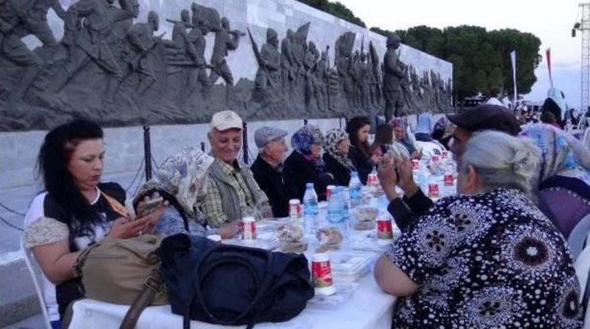 Şehitler Abidesi'nde Oruçlarını Açtılar