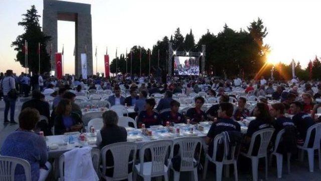 Şehitler Abidesi'nde Oruçlarını Açtılar