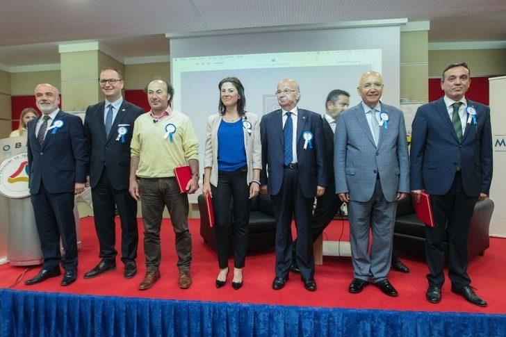 Erkekler, Kadın Ve Çocuklar İçin El Ele Verdiler G4