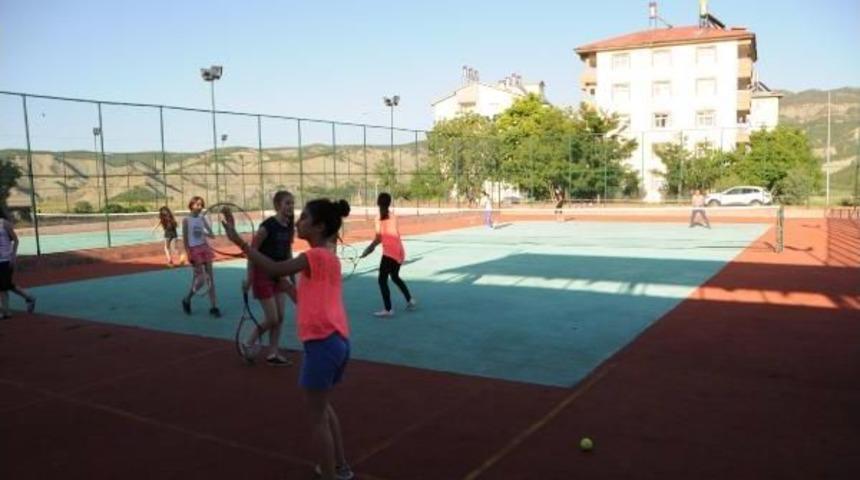 Tuncelili Tenis&ccedil;i Gen&ccedil;ler, H&uuml;lya Avşar'dan Destek Istedi