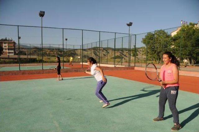 Tuncelili Tenisçi Gençler, Hülya Avşar'dan Destek Istedi