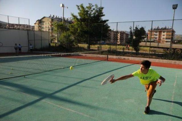 Tuncelili Tenisçi Gençler, Hülya Avşar'dan Destek Istedi