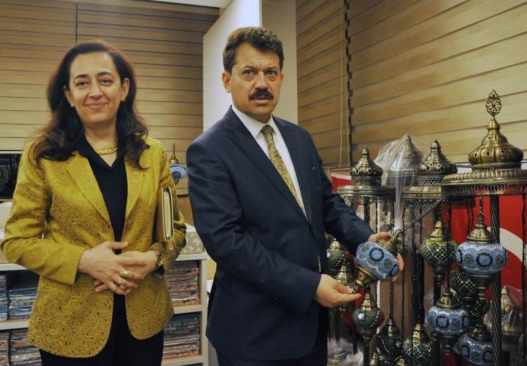 H&uuml;k&uuml;ml&uuml;lerin Emeği Bu Mağazada