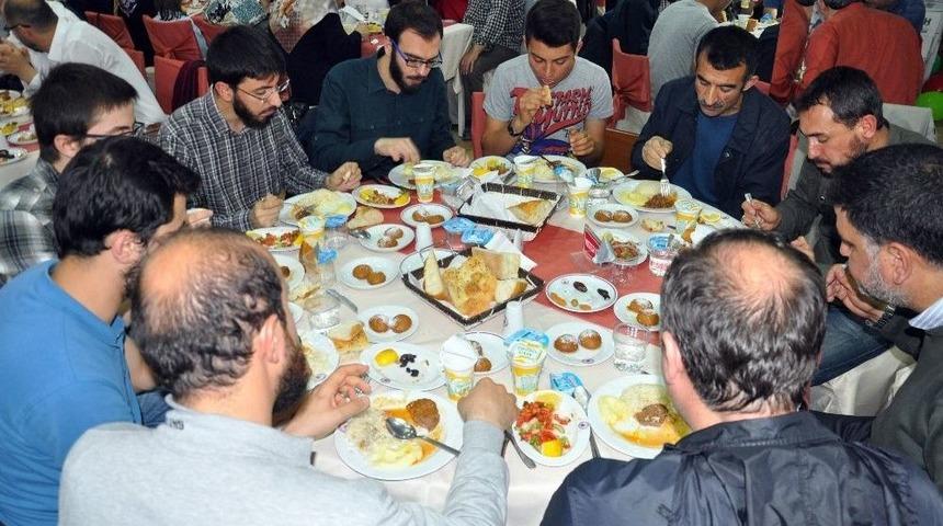 İhh&rsquo;dan &rsquo;d&uuml;nya Yetimler G&uuml;n&uuml;&rsquo; İftarı