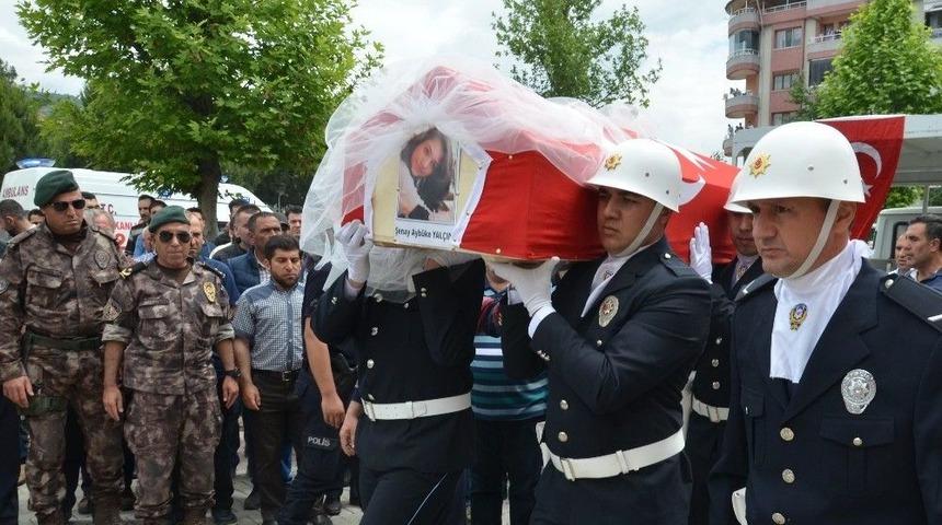 Şehit &Ouml;ğretmen Gelin Duvağıyla Son Yolculuğuna Uğurlanıyor