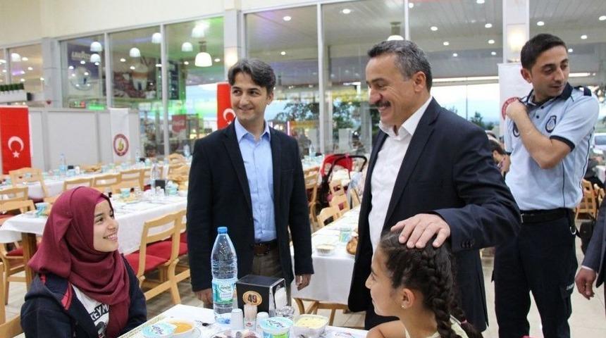 Başkan Tutal Yetim Ve &Ouml;ks&uuml;zlerle İftar Yemeğinde Buluştu