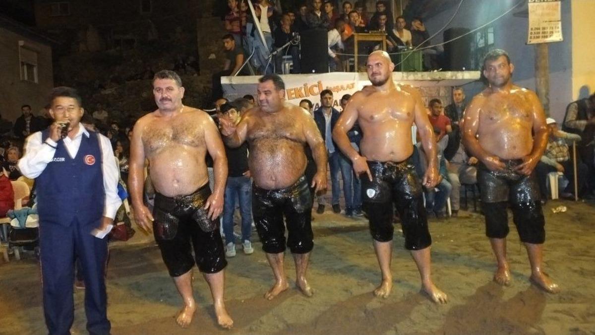 Burhaniye&rsquo;de Gece G&uuml;reşlerini 2 Bin Kişi İzledi