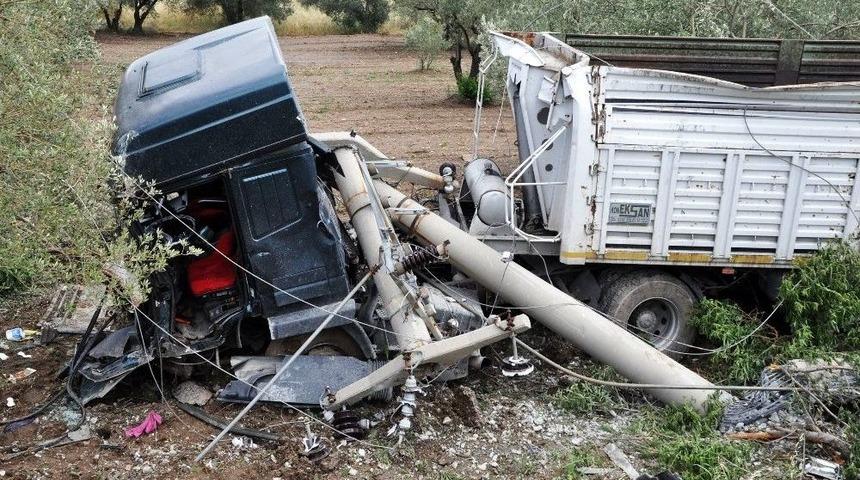 Şarampole Yuvarlanan Tır, Elektrik Direklerini Yıktı