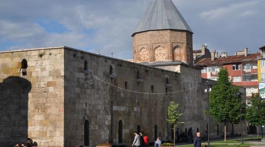 800 Yıllık Binaların &Uuml;zerine Yazılan Yazılar Y&uuml;rek Sızlatıyor