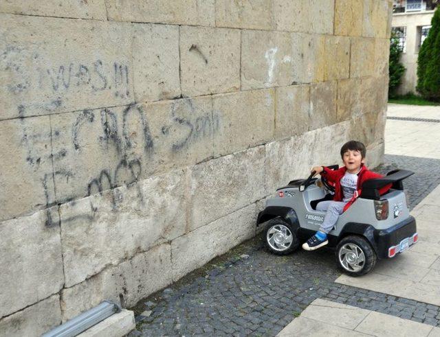 800 Yıllık Binaların Üzerine Yazılan Yazılar Yürek Sızlatıyor