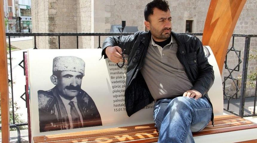 Aşık Veysel Banklarda Yaşıyor