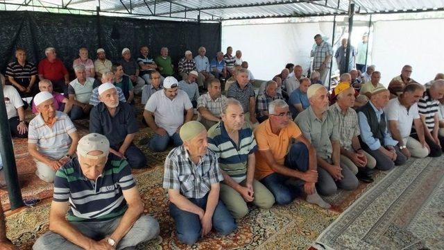 5 Yıldır Çadırda Namaz Kılıyorlar