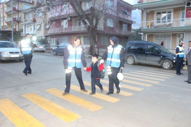 Alaşehir Belediyesi Aydınlık Bir Gelecek İçin Öğrencilere Işık Oldu