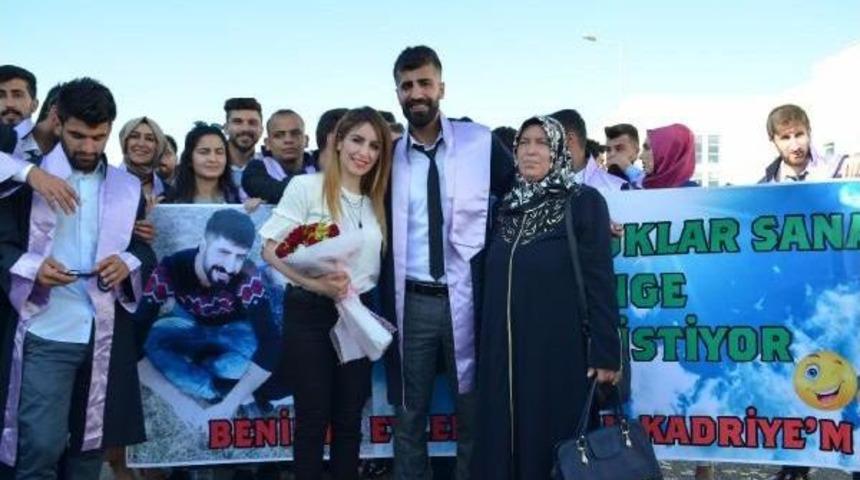 Mezuniyet T&ouml;reninde Pankartla Evlilik Teklifi