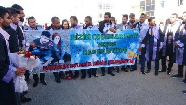 Mezuniyet T&ouml;reninde Pankartla Evlilik Teklifi 1