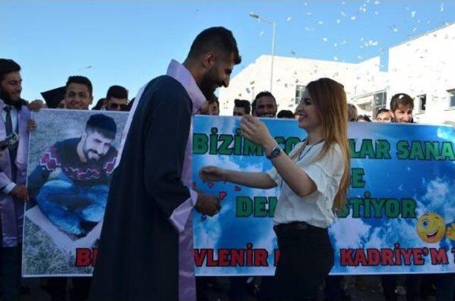 Mezuniyet T&ouml;reninde Pankartla Evlilik Teklifi 2