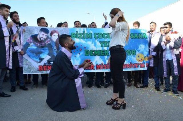 Mezuniyet T&ouml;reninde Pankartla Evlilik Teklifi 3