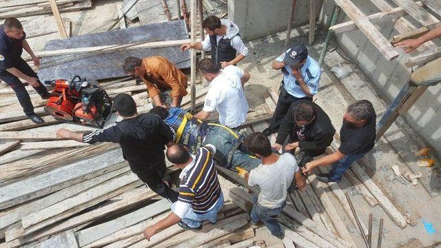 İnşaat İş&ccedil;isinin &Uuml;zerine D&uuml;şt&uuml;ğ&uuml; Demir Ok Gibi Saplandı 1