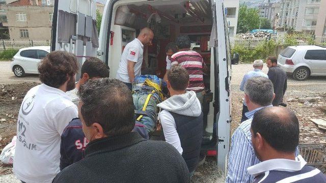 İnşaat İş&ccedil;isinin &Uuml;zerine D&uuml;şt&uuml;ğ&uuml; Demir Ok Gibi Saplandı 3