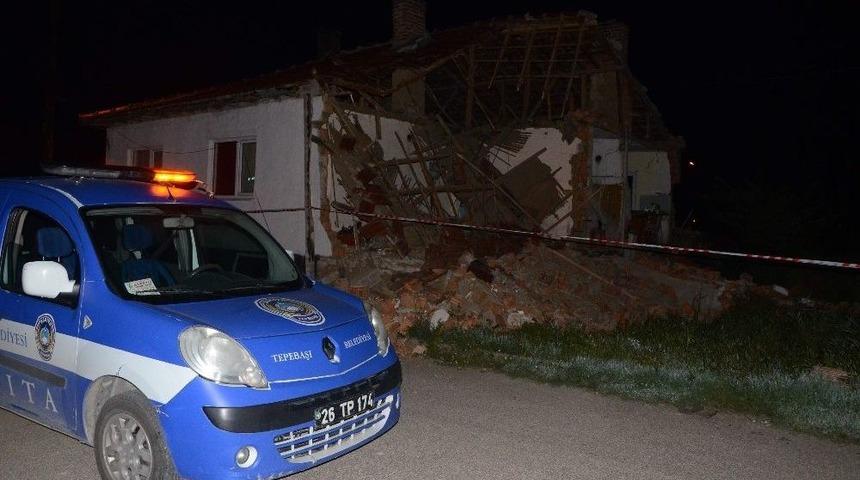 5 Kişilik Aile İ&ccedil;indeyken Evin Duvarı &Ccedil;&ouml;kt&uuml;