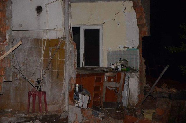 5 Kişilik Aile İ&ccedil;indeyken Evin Duvarı &Ccedil;&ouml;kt&uuml; 1