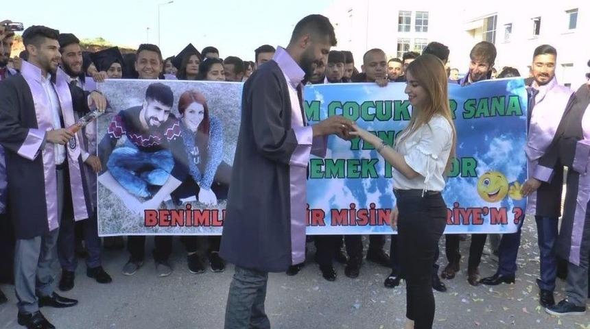Mezuniyet T&ouml;reninde S&uuml;rpriz Evlilik Teklifi