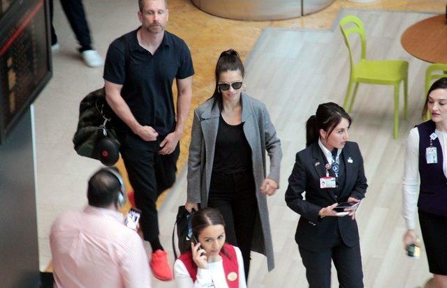 İstanbul’da Uçağını Kaçıran Adriana Lima Bir Gün Gecikmeyle Miami’ye Gitti