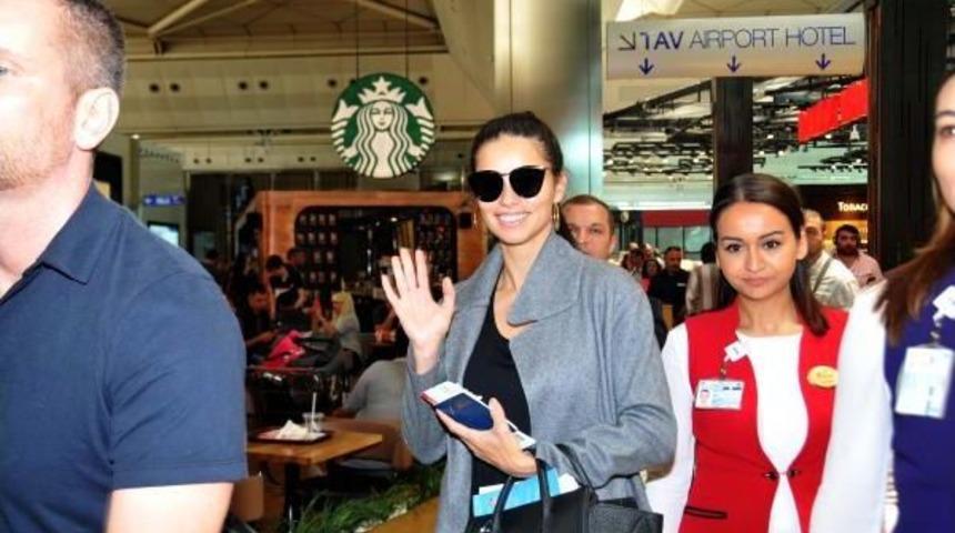 Adriana Lima Havalimanına Erken Geldi, Bu Kez U&ccedil;ağını Ka&ccedil;ırmadı