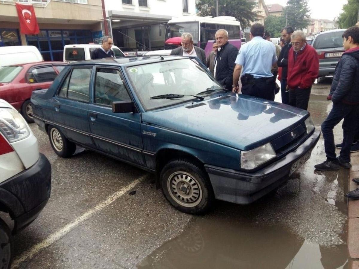 Kontrols&uuml;z D&ouml;n&uuml;ş Yapmak İsteyen Otomobil S&uuml;r&uuml;c&uuml;s&uuml; Kaza Yaptı: 1 Yaralı