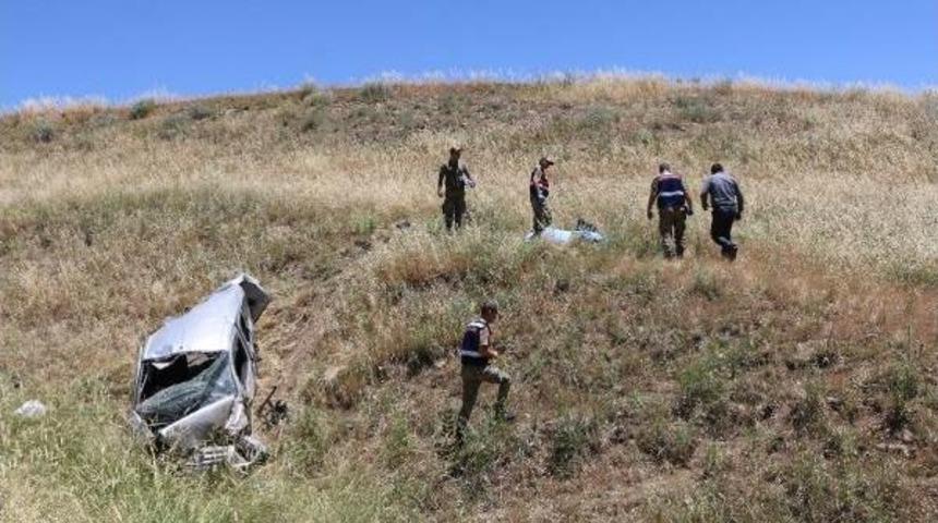 Hafif Ticari Ara&ccedil; Şarampole Devrildi: 1 &Ouml;l&uuml;, 4 Yaralı