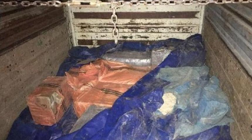 Başkale'deki Bir Kamyonette &Ccedil;ok Sayıda Silah Ve M&uuml;himmat Ele Ge&ccedil;irildi