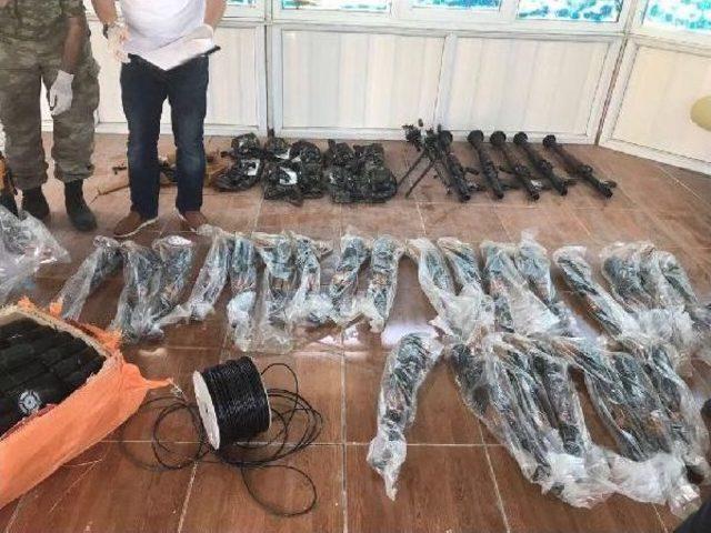 Başkale deki Bir Kamyonette &Ccedil;ok Sayıda Silah Ve M&uuml;himmat Ele Ge&ccedil;irildi 2