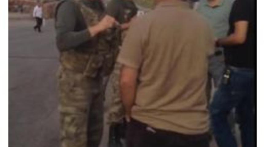 Hdp'li &Ouml;nl&uuml; Ile Astsubay Arasında Fet&ouml;'c&uuml;- Ter&ouml;rist Tartışması