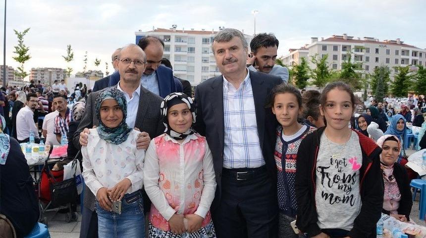 D&uuml;nya Yetimler G&uuml;n&uuml;&rsquo;nde Kardeşlik İftarı