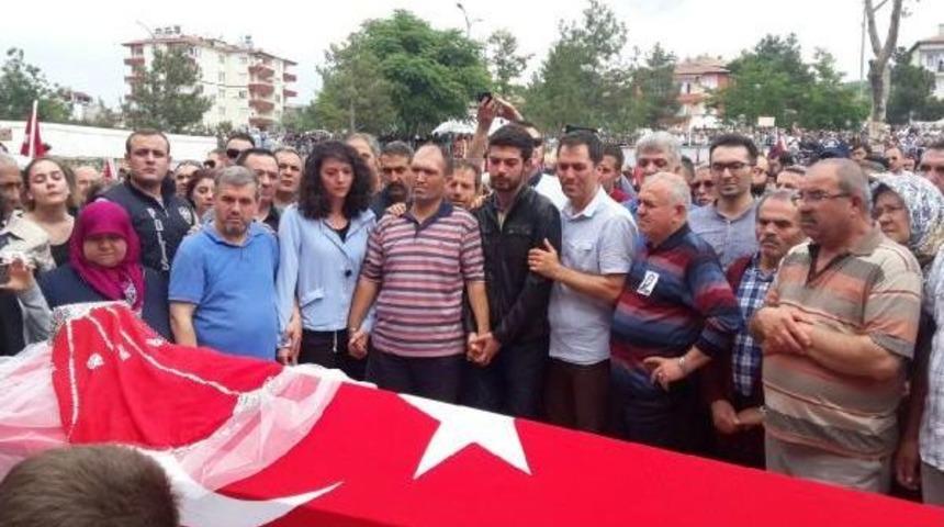 Şehit Ayb&uuml;ke &Ouml;ğretmen Duvağı Ve Kırmızı Yazmayla Uğurlandı