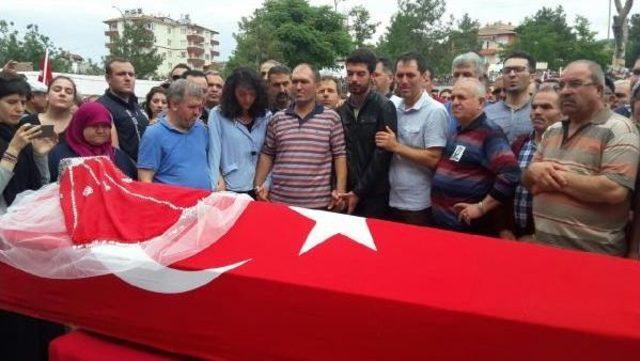 Şehit Ayb&uuml;ke &Ouml;ğretmen Duvağı Ve Kırmızı Yazmayla Uğurlandı 1