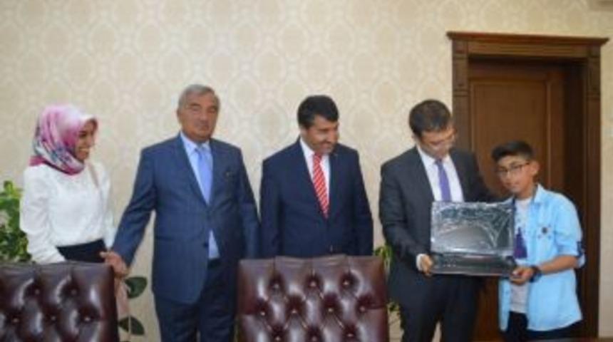 Kaymakam &Ouml;zt&uuml;rk T&uuml;rkiye 3. Olan Tahirli &Ouml;ğrenciye Laptop Hediye Etti