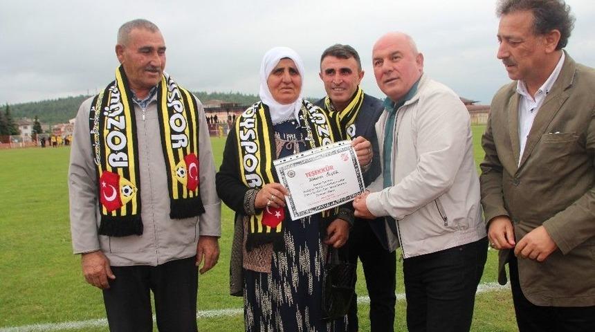 70 Yaşında Fanatik Beşiktaşlı Teyzeye Teşekk&uuml;r Belgesi Ve Madalya Verildi