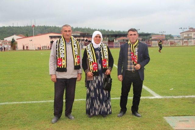 70 Yaşında Fanatik Beşiktaşlı Teyzeye Teşekkür Belgesi Ve Madalya Verildi