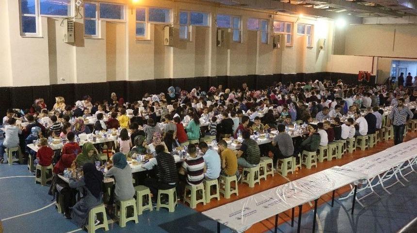 600 &Ccedil;ocuk Aynı Sofrada İftar Yaptı